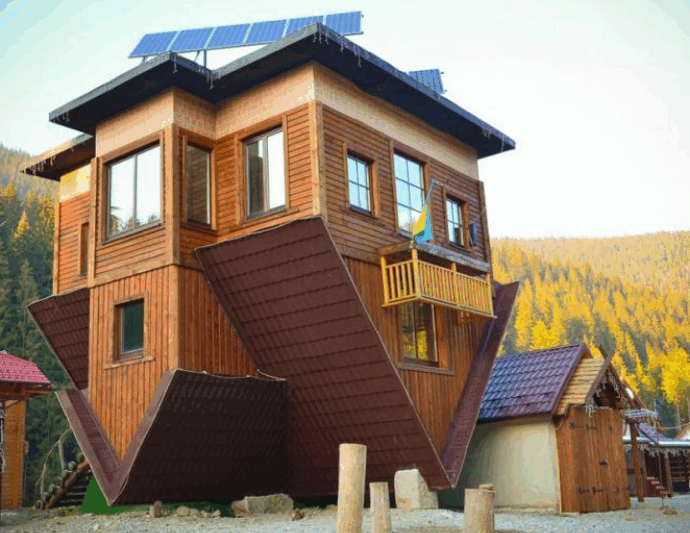 Перевернутий будинок у Поляні: оригінальна атракція для всієї родини