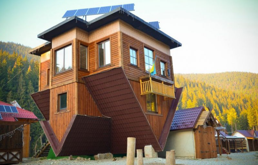 Перевернутий будинок у Поляні: оригінальна атракція для всієї родини