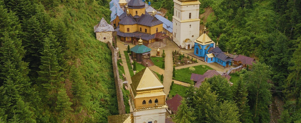 Манявський скит: духовна подорож серед засніжених Карпат