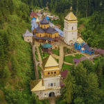 Манявський скит: духовна подорож серед засніжених Карпат