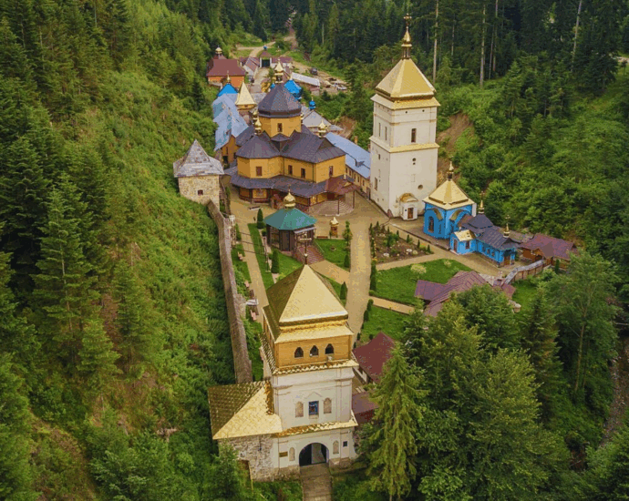 Манявський скит: духовна подорож серед засніжених Карпат