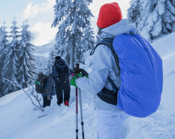 Як підготуватися до подорожі взимку: одяг, спорядження, безпека