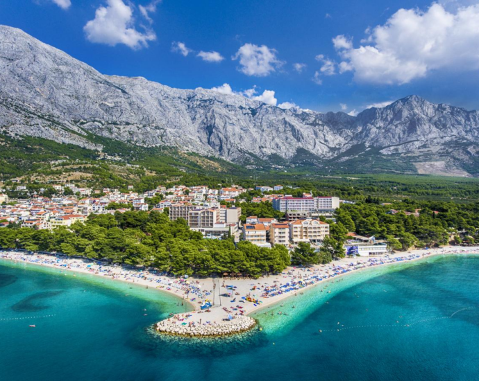 Макарська рівʼєра: відпочинок на узбережжі